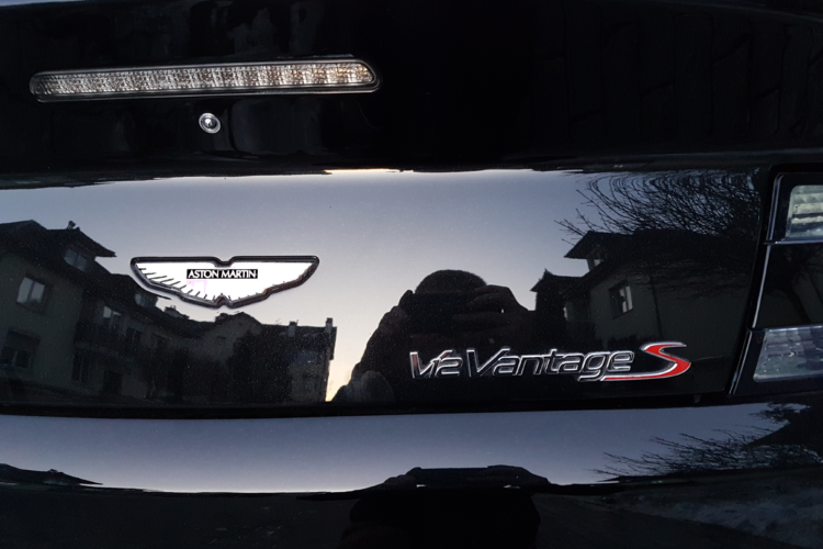 Aston Martin V12 VantageS Emblematy